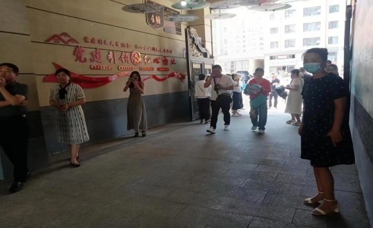 15.市婦聯(lián)馮主席、機關黨工委盧書記及各機關單位領導蒞臨物業(yè)總公司金鼎陽光紅心物業(yè)小區(qū)_副本.jpg