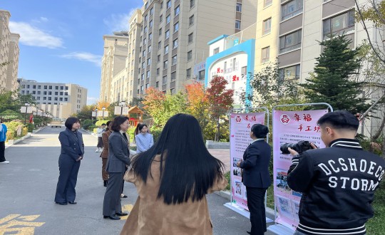 18.延邊州婦聯(lián)、敦化市婦聯(lián)、勝利街道及文苑社區(qū)領(lǐng)導一行蒞臨物業(yè)總公司參觀學習_副本.jpg