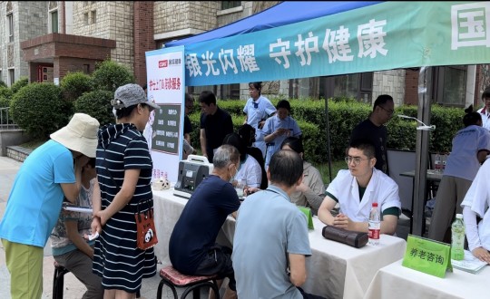 31.健康產(chǎn)業(yè)集團(tuán)聯(lián)合物業(yè)總公司開展“守護(hù)萬(wàn)家”主題活動(dòng)_副本.jpg